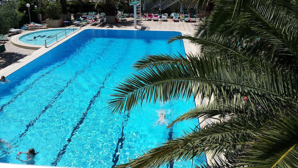 Hotel Cormoran Cattolica Exterior photo
